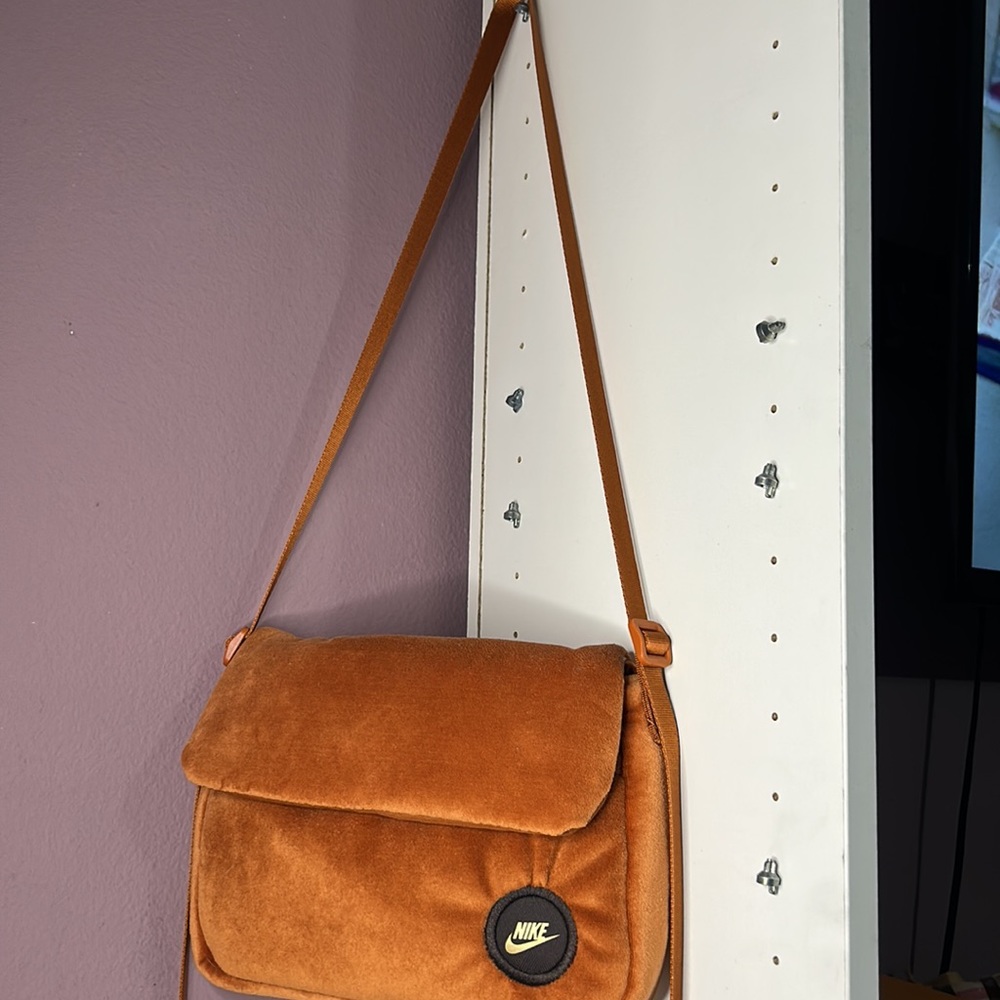 • NIKE Crossbody
